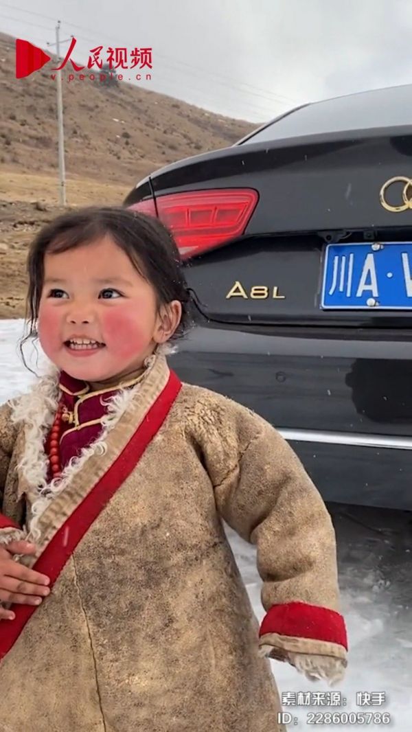 眼里有星星!4岁甘孜小卓玛雪地微笑超治愈