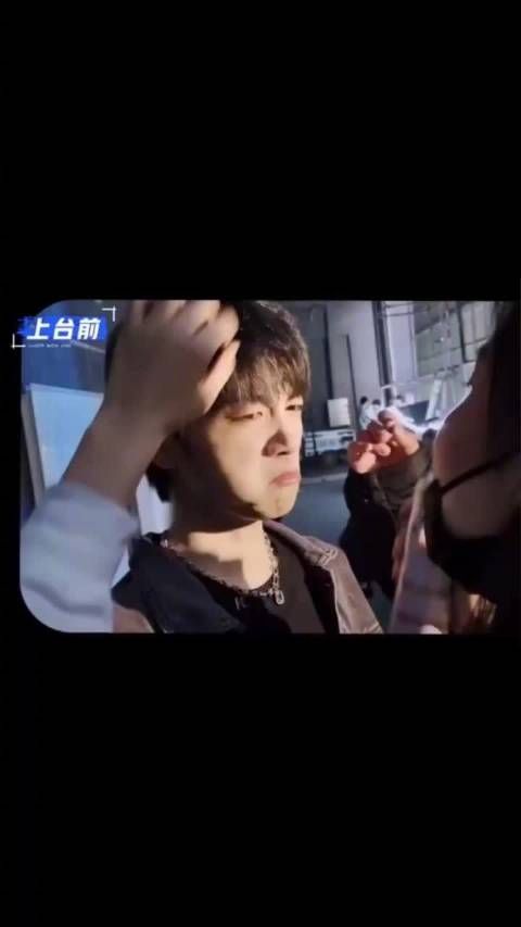 台下小哭包，台上大明星！