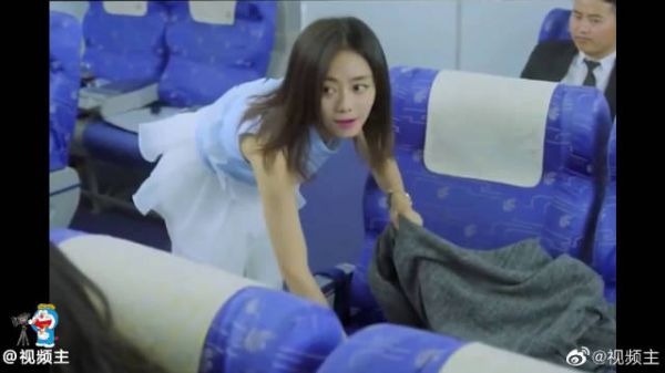 《狐狸的夏天》大叔竟然在飞机上抠脚丫子……