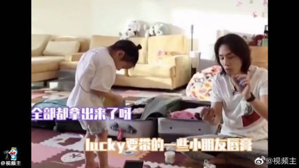 戚薇女儿Lucky小小年纪就是美妆达人……