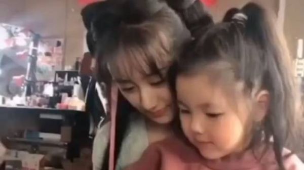 袁冰妍对小朋友好有耐心,说话声音特别温柔,好会哄娃呀!