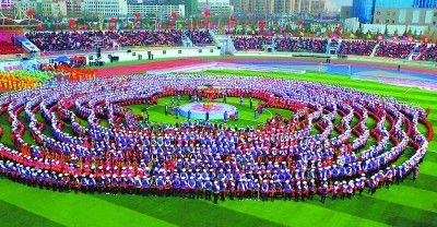     青海省互助土族自治县千人锅庄表演。颜金娒摄/光明图片