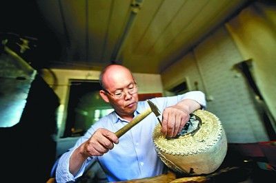     河湟地区金银器皿打造过程的錾刻技艺，千锤万锤体现了艺人对艺术的热爱。王伟才摄/光明图片