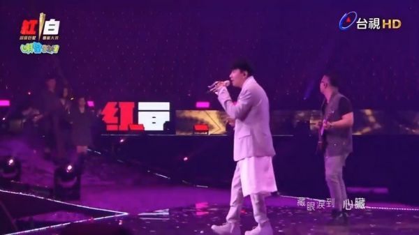 爵士风味的《修炼爱情》JJ随音乐转圈圈……