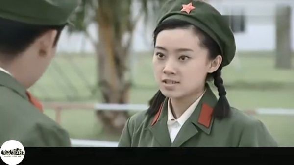 张小斐大学毕业后演的第一部电视剧《仰角》饰演医护女兵柳潋……