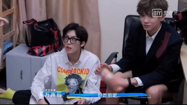 徐新驰拿薯片吓余景天,结果竟没被吓到,人间拖把消失了吗?