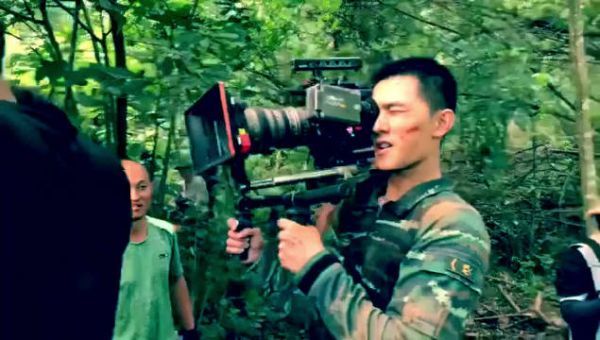 杨洋《特战荣耀》中氛围感伤痕妆 硬朗帅气的兵哥哥好好看……