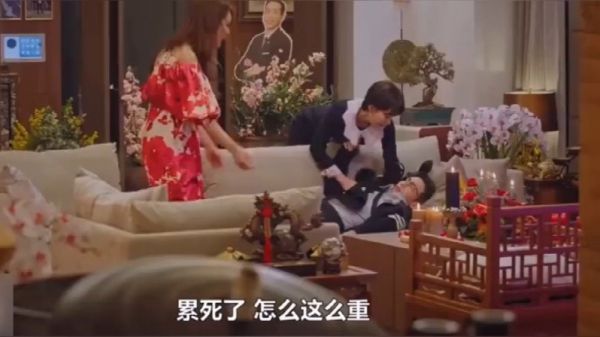 顶楼编剧太敢了，李奎镇把珍妮妈妈认成了自己老婆，亲了她一口……