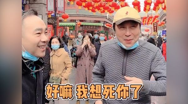 冯巩杨仪同款逛街惹路人围观，说话唠嗑堪比说相声超有趣