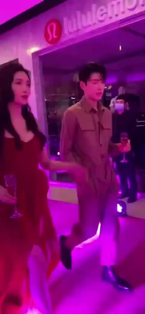 “疏影横斜水清浅，暗香浮动月黄昏”……