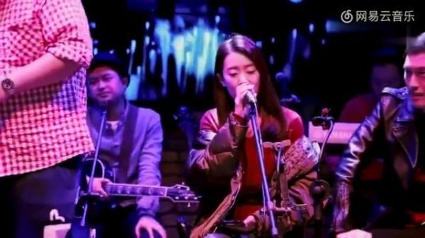 张小斐唱粤语歌《月半小夜曲》，一开口就跪了，斐妈……