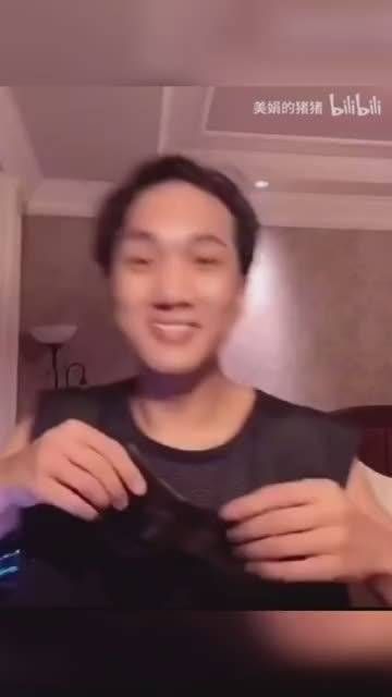 神奇发际线之，带上像王力宏，取下像张东升……