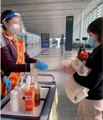 志愿者为旅客送上茶水
