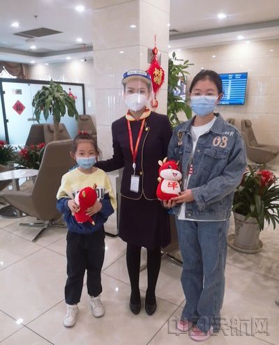 大年初一贵宾服务员为旅客送上纪念礼物