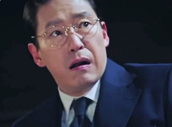 第二季开头又有一个女孩子从楼上摔下来了！