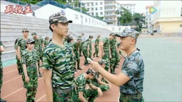 这段军训挺还原高中生活的……