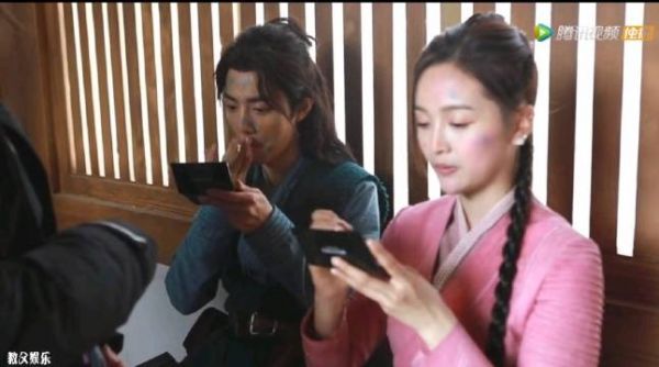 吴宣仪教肖战学女团舞 小舞亲自示范，唐三扭胯