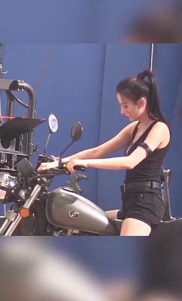 机车造型拍摄花絮,修长美腿十分养眼,机车女孩儿也太酷炫了吧