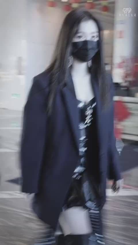 虞书欣上班饭拍 今天是又A又飒的虞助教……