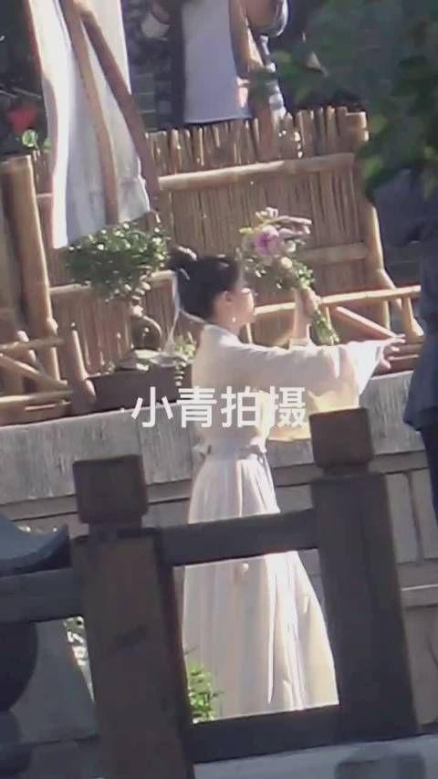 刘亦菲新剧《梦华录》拍摄现场，一身白衣飘飘真的好美呀！