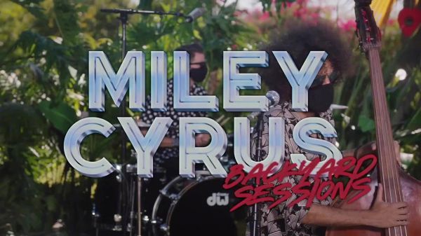 Miley Cyrus翻唱小甜甜布兰妮经典歌曲《Gimme More》