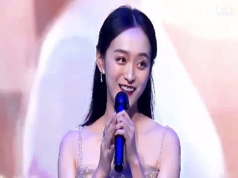 何泓姗发文努力了这么久，你们终于看到我这个非职业电竞选手了，祝我早日成为国服鲁班！