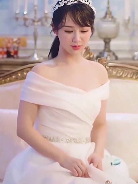 又仙又甜的小猴紫好美 一字肩婚纱露出香肩和优越的锁骨线条……