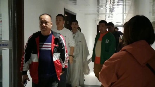  刚才蹲点尊尊的朋友，小编来献上最新视频，他来了他来了……