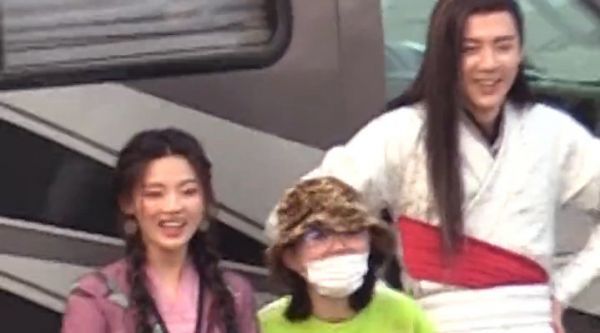 杨超越、刘宇宁片场休息时玩遥控汽车……