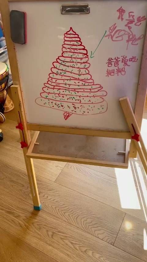 等等和小花精心为邓超准备了“粑粑冰淇淋”