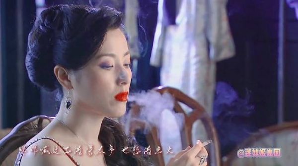 一个长在我审美上的女人，无需过多饰品点缀，曾黎都女人味十足……