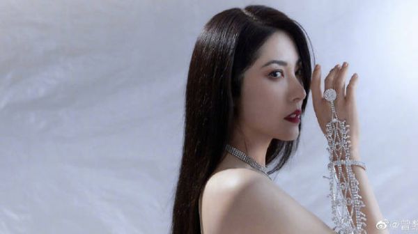这就是传说中男生为了看她一眼堵的学校水泄不通的女人!