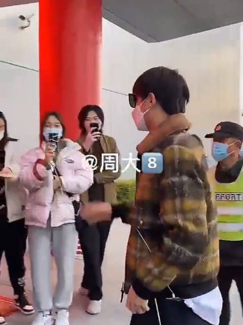 黄明昊今日温州✈️上海出发 顺毛小贾挥挥手再见……