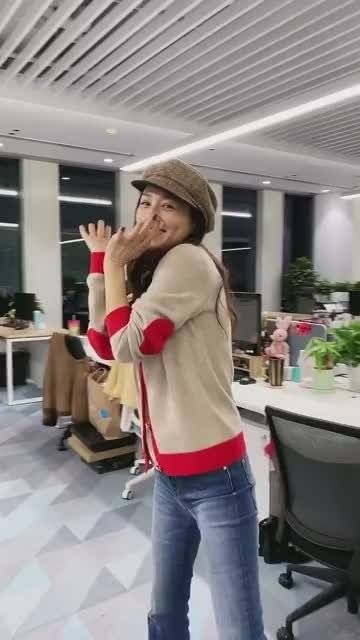 张庭姐姐下班了就这么高兴吗,都走出了六亲不认的步伐了