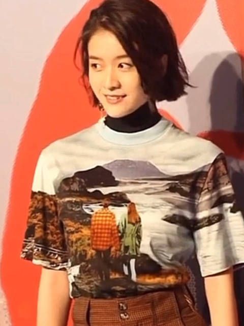 美女又定期发放胶片写真啦 淡然清冷的形象真的美呆了……