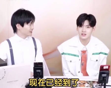 翟潇闻终于完成自己对驾照的执念了……