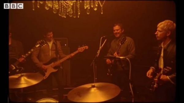 Kings of Leon最新现场表演热单《The Bandit》！