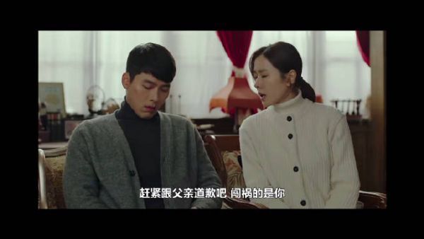 爸爸的表情亮了，大概意思就是自己的儿子简直没眼看了……