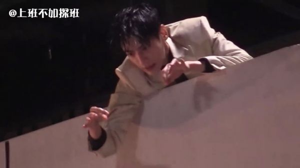 罗云熙 片场路透，拍摄雨天天台救人演技到位……