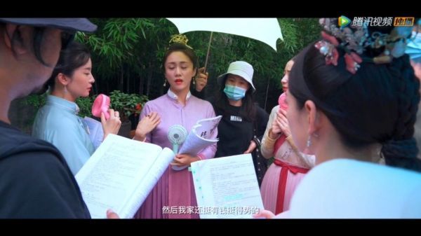 花絮揭秘，和刘芸饰演的文姨娘对戏时，的上前扯头花……