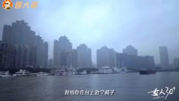 哇，谢娜之前宣布自己有了二胎后，这次就被拍到小肚子微微隆起……