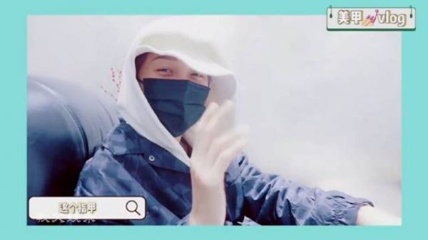 刘雨昕美甲还没做完，担忧事情一个接一个 人也花，手也花，不知道你们见到我手会不会觉得繁琐……