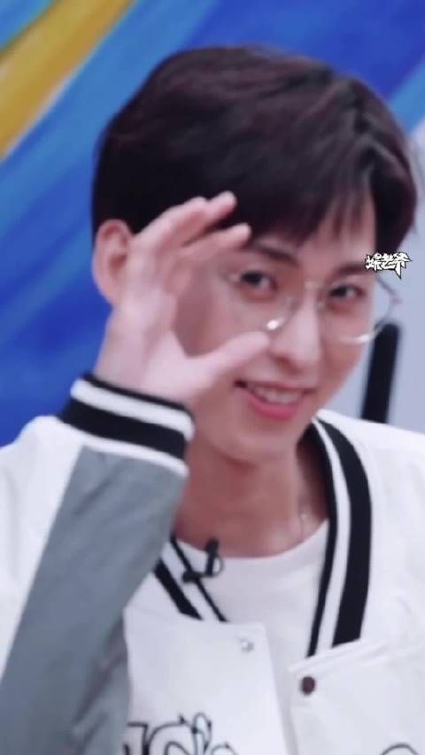 jojo是什么人间小可爱，说自己话不多也不少，我看也不少说……