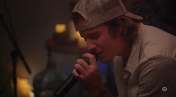 Justin Bieber现场表演《Holy》《Lonely》《Anyone》