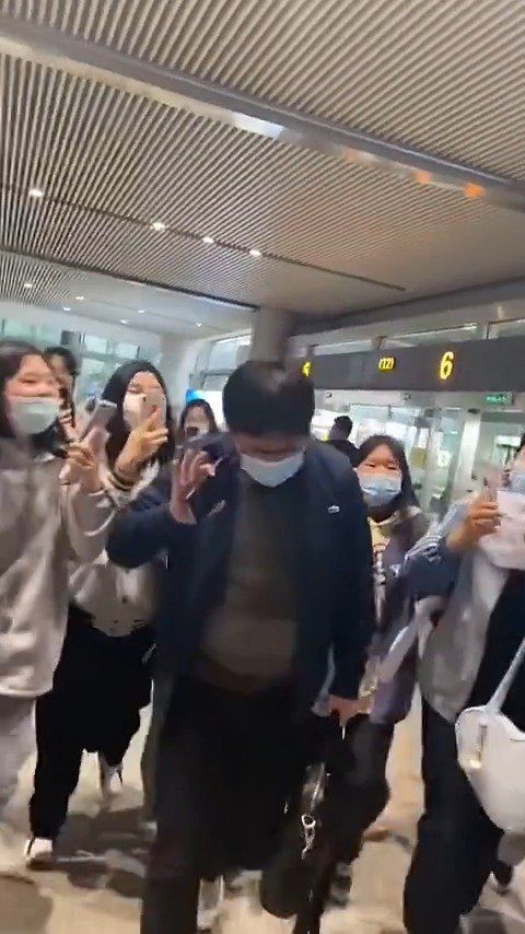 飞飞子顶流无疑，你要学会适应有粉丝接机