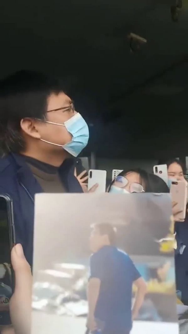 我们飞飞好无助的样子，只会点头， 一句话也不敢说 ……