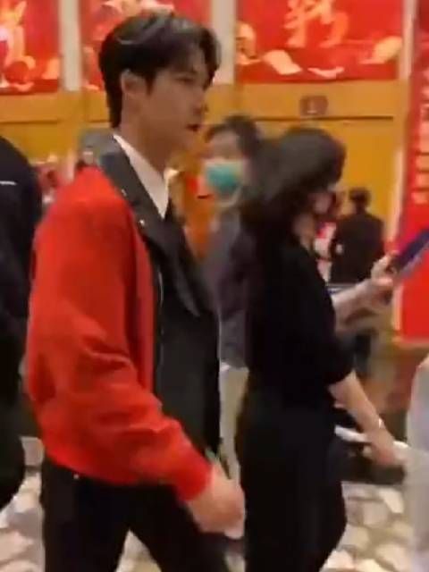 王一博央视元宵晚会录制后台，期待《青春恰时来》舞台！