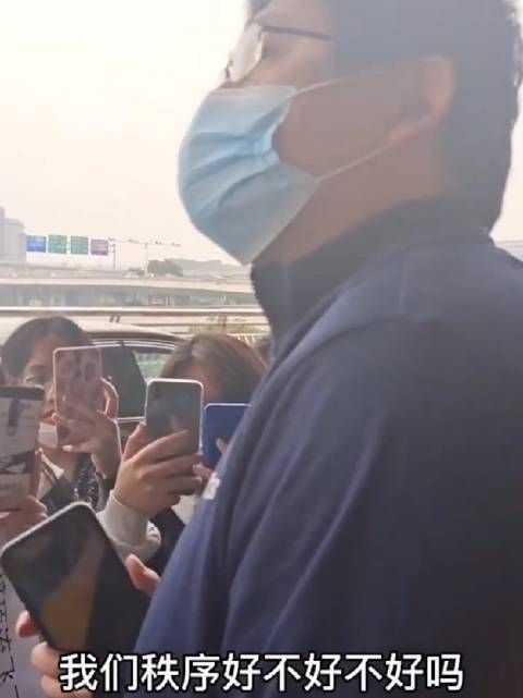 xs 大家不要挤到李飞好吗 每个人受伤我都会很心疼的OK?