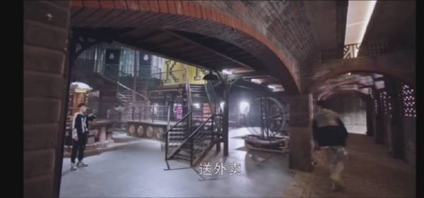 今日份外卖员上线，吴白客串外卖小哥，给艾情送上专属外卖……