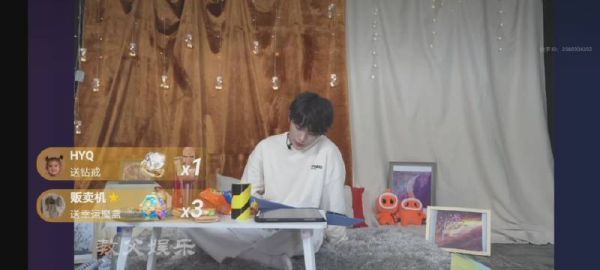 丁程鑫：过去一年最喜欢的舞台……